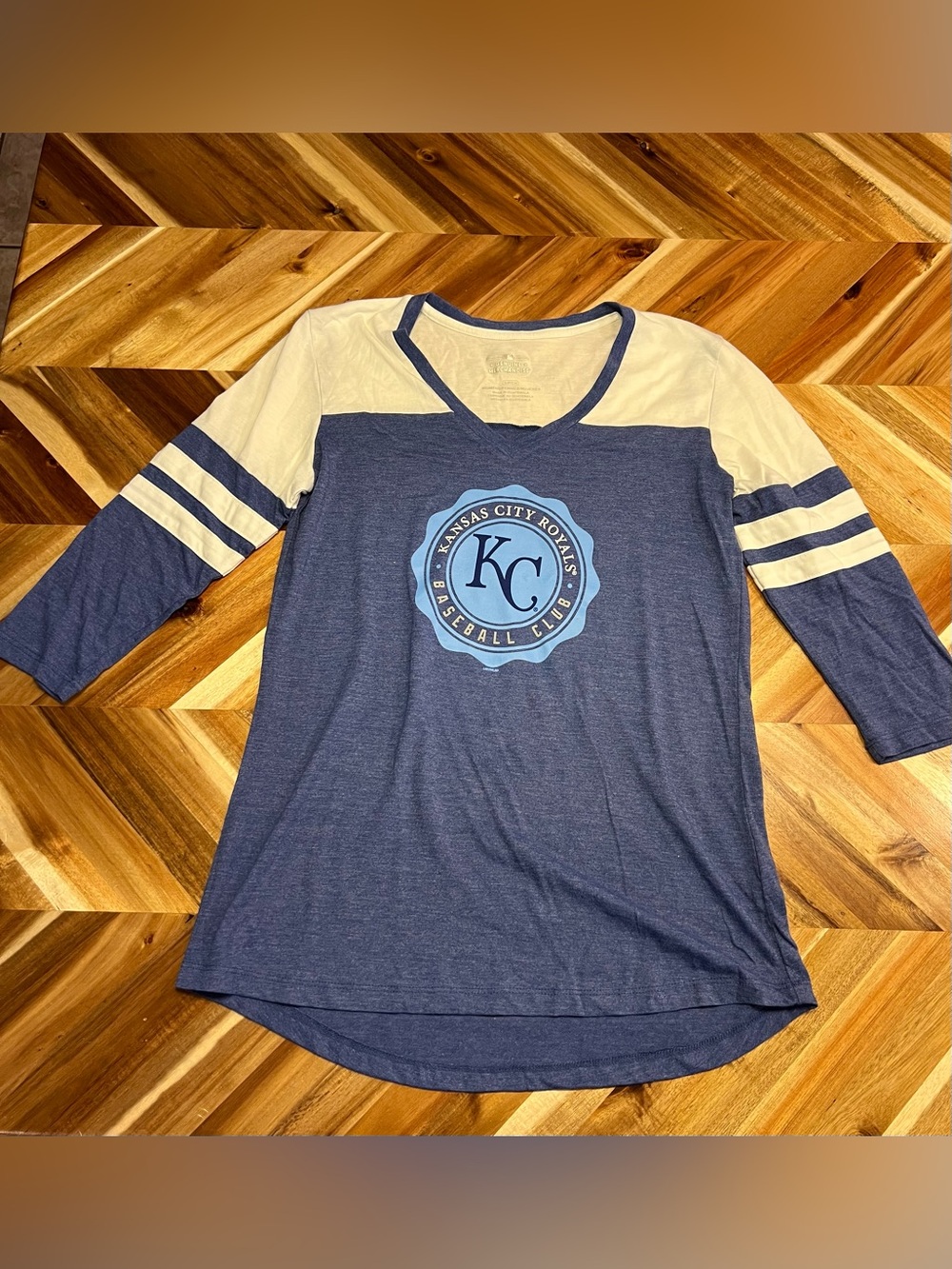 Women’s Genuine Merchandise Navy and Cream Kansas City Royals V-Neck NWOT